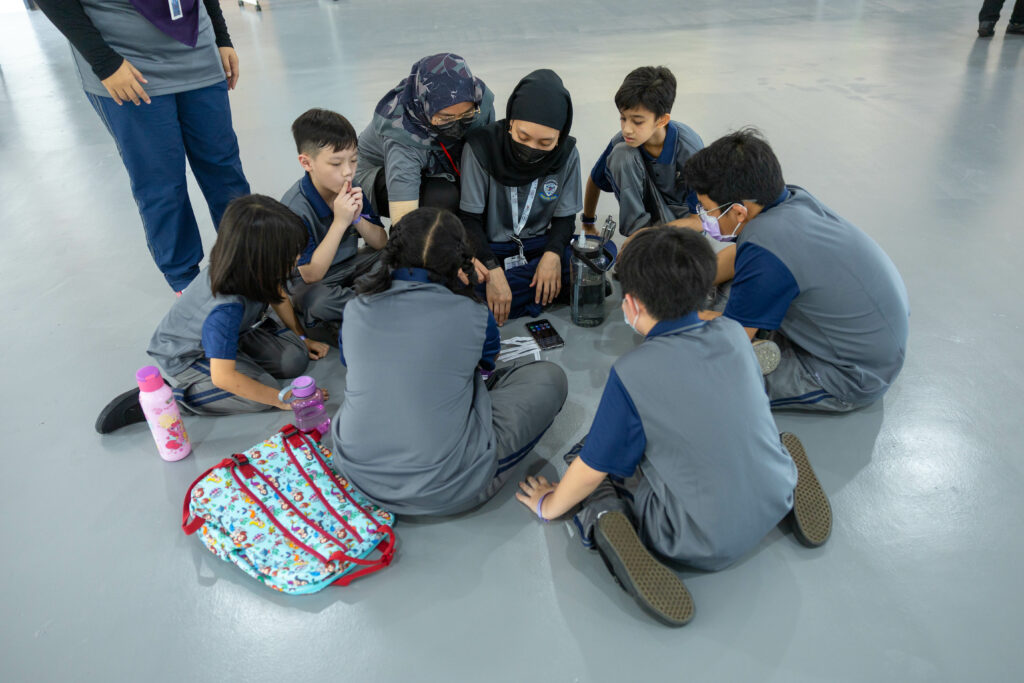 group-discussion-in-the-hall